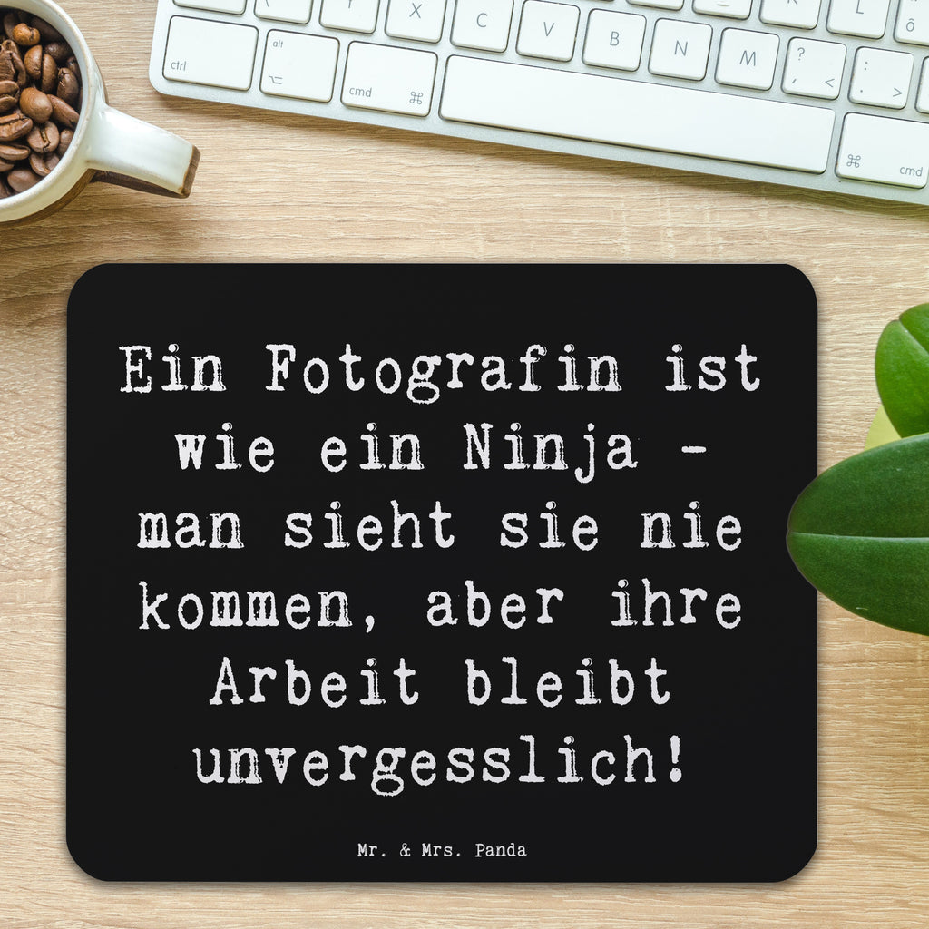 Mauspad Spruch Ein Fotografin ist wie ein Ninja - man sieht sie nie kommen, aber ihre Arbeit bleibt unvergesslich! Mousepad, Computer zubehör, Büroausstattung, PC Zubehör, Arbeitszimmer, Mauspad, Einzigartiges Mauspad, Designer Mauspad, Mausunterlage, Mauspad Büro, Beruf, Ausbildung, Jubiläum, Abschied, Rente, Kollege, Kollegin, Geschenk, Schenken, Arbeitskollege, Mitarbeiter, Firma, Danke, Dankeschön