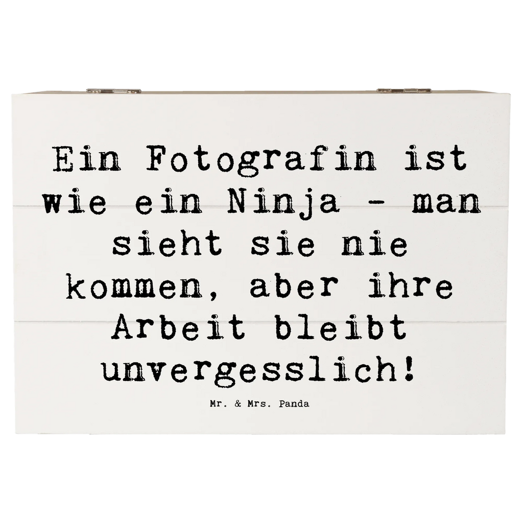 Holzkiste Spruch Ein Fotografin ist wie ein Ninja - man sieht sie nie kommen, aber ihre Arbeit bleibt unvergesslich! Holzkiste, Kiste, Schatzkiste, Truhe, Schatulle, XXL, Erinnerungsbox, Erinnerungskiste, Dekokiste, Aufbewahrungsbox, Geschenkbox, Geschenkdose, Beruf, Ausbildung, Jubiläum, Abschied, Rente, Kollege, Kollegin, Geschenk, Schenken, Arbeitskollege, Mitarbeiter, Firma, Danke, Dankeschön