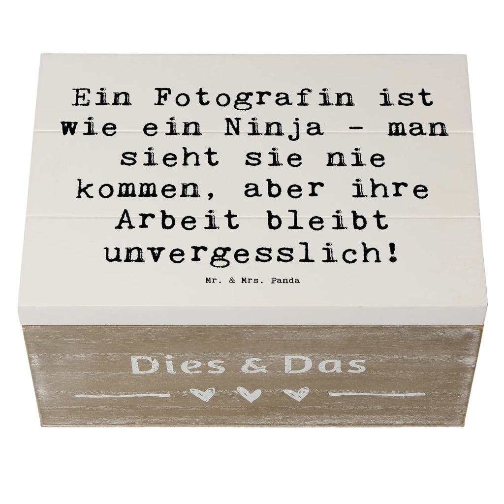 Holzkiste Spruch Ein Fotografin ist wie ein Ninja - man sieht sie nie kommen, aber ihre Arbeit bleibt unvergesslich! Holzkiste, Kiste, Schatzkiste, Truhe, Schatulle, XXL, Erinnerungsbox, Erinnerungskiste, Dekokiste, Aufbewahrungsbox, Geschenkbox, Geschenkdose, Beruf, Ausbildung, Jubiläum, Abschied, Rente, Kollege, Kollegin, Geschenk, Schenken, Arbeitskollege, Mitarbeiter, Firma, Danke, Dankeschön