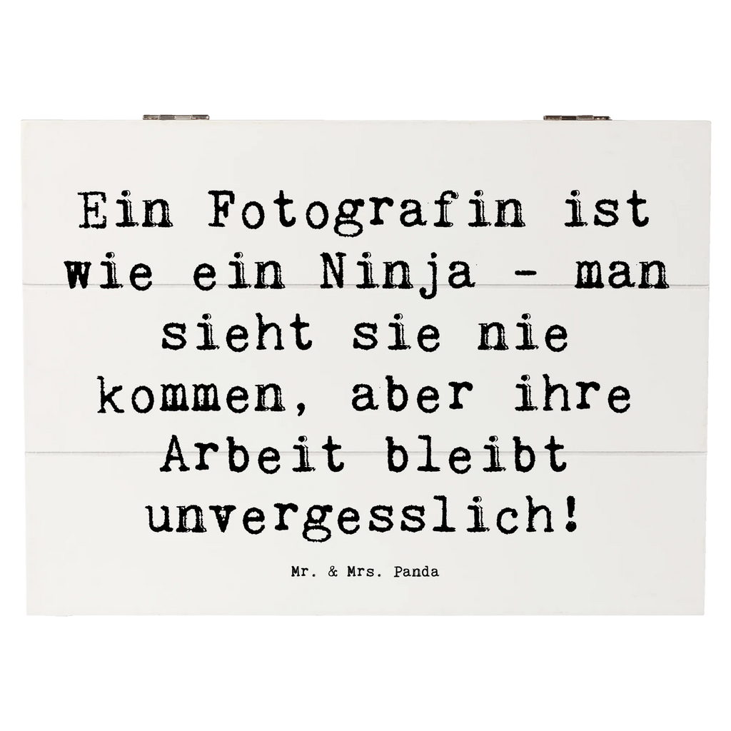 Holzkiste Spruch Ein Fotografin ist wie ein Ninja - man sieht sie nie kommen, aber ihre Arbeit bleibt unvergesslich! Holzkiste, Kiste, Schatzkiste, Truhe, Schatulle, XXL, Erinnerungsbox, Erinnerungskiste, Dekokiste, Aufbewahrungsbox, Geschenkbox, Geschenkdose, Beruf, Ausbildung, Jubiläum, Abschied, Rente, Kollege, Kollegin, Geschenk, Schenken, Arbeitskollege, Mitarbeiter, Firma, Danke, Dankeschön