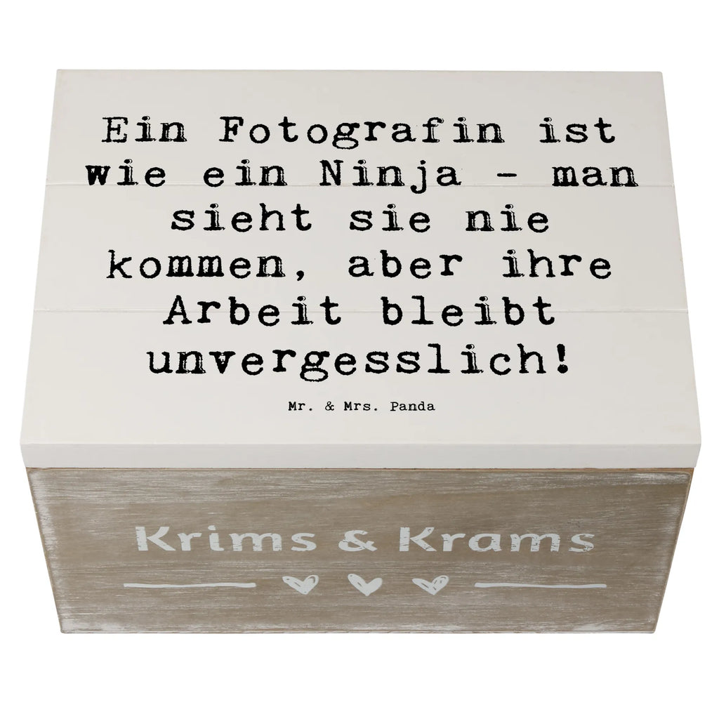 Holzkiste Spruch Ein Fotografin ist wie ein Ninja - man sieht sie nie kommen, aber ihre Arbeit bleibt unvergesslich! Holzkiste, Kiste, Schatzkiste, Truhe, Schatulle, XXL, Erinnerungsbox, Erinnerungskiste, Dekokiste, Aufbewahrungsbox, Geschenkbox, Geschenkdose, Beruf, Ausbildung, Jubiläum, Abschied, Rente, Kollege, Kollegin, Geschenk, Schenken, Arbeitskollege, Mitarbeiter, Firma, Danke, Dankeschön