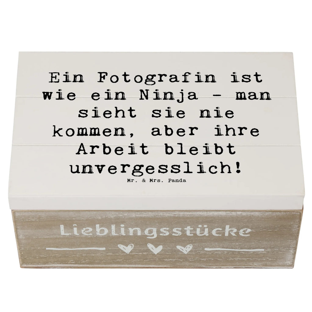 Holzkiste Spruch Ein Fotografin ist wie ein Ninja - man sieht sie nie kommen, aber ihre Arbeit bleibt unvergesslich! Holzkiste, Kiste, Schatzkiste, Truhe, Schatulle, XXL, Erinnerungsbox, Erinnerungskiste, Dekokiste, Aufbewahrungsbox, Geschenkbox, Geschenkdose, Beruf, Ausbildung, Jubiläum, Abschied, Rente, Kollege, Kollegin, Geschenk, Schenken, Arbeitskollege, Mitarbeiter, Firma, Danke, Dankeschön