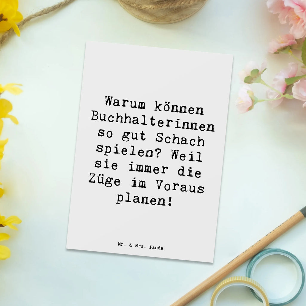 Postkarte Spruch Warum können Buchhalterinnen so gut Schach spielen? Weil sie immer die Züge im Voraus planen! Postkarte, Karte, Geschenkkarte, Grußkarte, Einladung, Ansichtskarte, Geburtstagskarte, Einladungskarte, Dankeskarte, Ansichtskarten, Einladung Geburtstag, Einladungskarten Geburtstag, Beruf, Ausbildung, Jubiläum, Abschied, Rente, Kollege, Kollegin, Geschenk, Schenken, Arbeitskollege, Mitarbeiter, Firma, Danke, Dankeschön