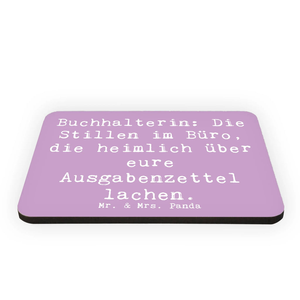 Magnet Spruch Buchhalterin: Die Stillen im Büro, die heimlich über eure Ausgabenzettel lachen. Kühlschrankmagnet, Pinnwandmagnet, Souvenir Magnet, Motivmagnete, Dekomagnet, Whiteboard Magnet, Notiz Magnet, Kühlschrank Dekoration, Beruf, Ausbildung, Jubiläum, Abschied, Rente, Kollege, Kollegin, Geschenk, Schenken, Arbeitskollege, Mitarbeiter, Firma, Danke, Dankeschön