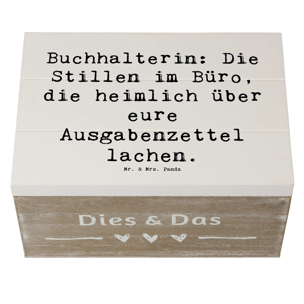 Holzkiste Spruch Buchhalterin: Die Stillen im Büro, die heimlich über eure Ausgabenzettel lachen. Holzkiste, Kiste, Schatzkiste, Truhe, Schatulle, XXL, Erinnerungsbox, Erinnerungskiste, Dekokiste, Aufbewahrungsbox, Geschenkbox, Geschenkdose, Beruf, Ausbildung, Jubiläum, Abschied, Rente, Kollege, Kollegin, Geschenk, Schenken, Arbeitskollege, Mitarbeiter, Firma, Danke, Dankeschön