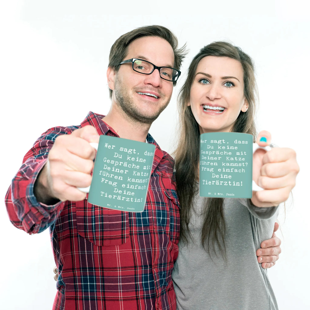 Tasse Spruch Wer sagt, dass Du keine Gespräche mit Deiner Katze führen kannst? Frag einfach Deine Tierärztin! Tasse, Kaffeetasse, Teetasse, Becher, Kaffeebecher, Teebecher, Keramiktasse, Porzellantasse, Büro Tasse, Geschenk Tasse, Tasse Sprüche, Tasse Motive, Kaffeetassen, Tasse bedrucken, Designer Tasse, Cappuccino Tassen, Schöne Teetassen, Beruf, Ausbildung, Jubiläum, Abschied, Rente, Kollege, Kollegin, Geschenk, Schenken, Arbeitskollege, Mitarbeiter, Firma, Danke, Dankeschön