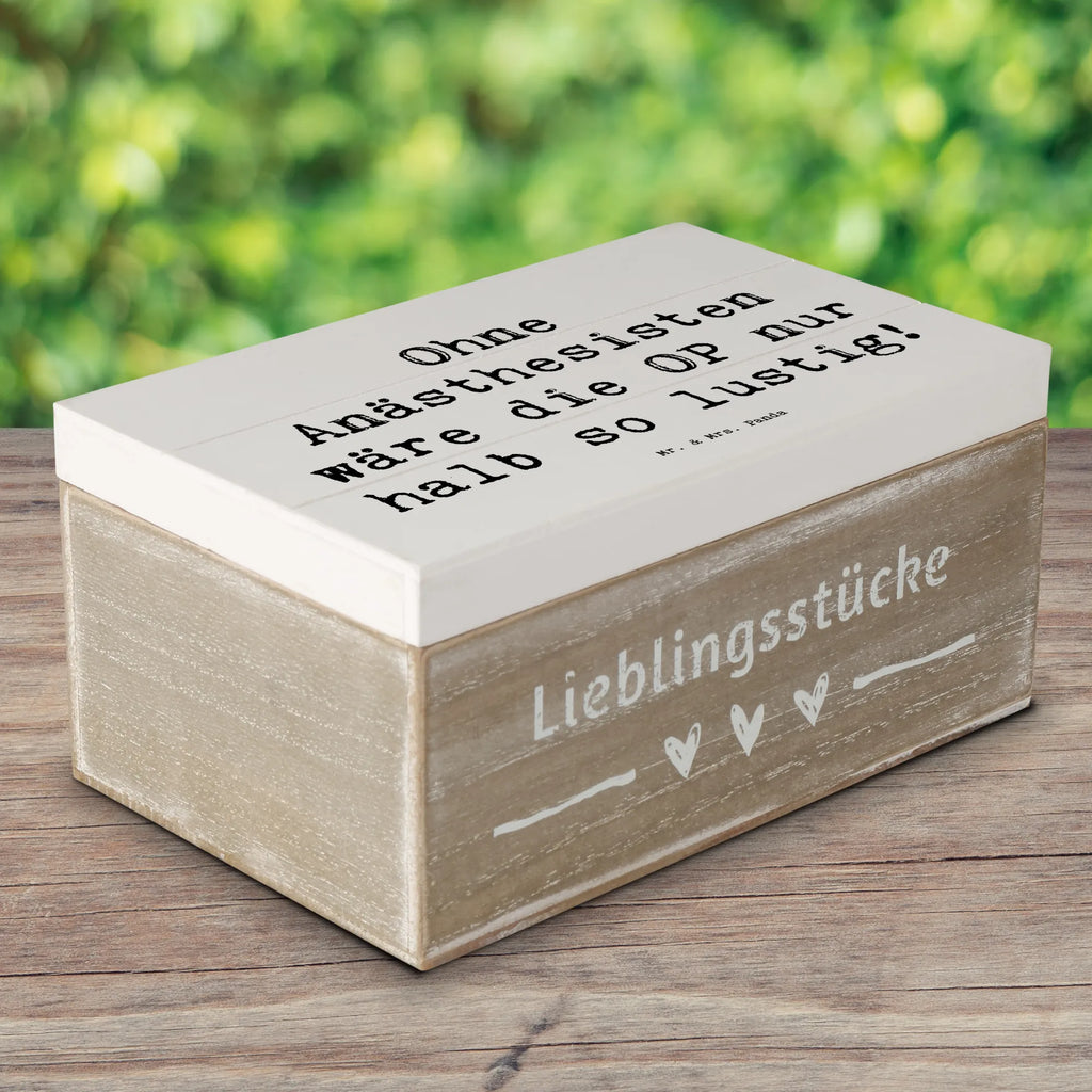 Holzkiste Spruch Ohne Anästhesisten wäre die OP nur halb so lustig! Holzkiste, Kiste, Schatzkiste, Truhe, Schatulle, XXL, Erinnerungsbox, Erinnerungskiste, Dekokiste, Aufbewahrungsbox, Geschenkbox, Geschenkdose, Beruf, Ausbildung, Jubiläum, Abschied, Rente, Kollege, Kollegin, Geschenk, Schenken, Arbeitskollege, Mitarbeiter, Firma, Danke, Dankeschön