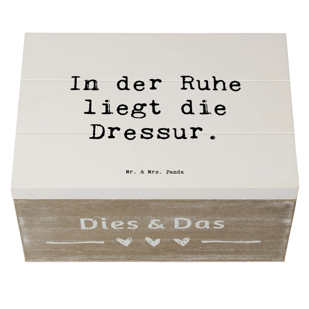 Holzkiste Spruch In der Ruhe liegt die Dressur. Holzkiste, Kiste, Schatzkiste, Truhe, Schatulle, XXL, Erinnerungsbox, Erinnerungskiste, Dekokiste, Aufbewahrungsbox, Geschenkbox, Geschenkdose, Beruf, Ausbildung, Jubiläum, Abschied, Rente, Kollege, Kollegin, Geschenk, Schenken, Arbeitskollege, Mitarbeiter, Firma, Danke, Dankeschön