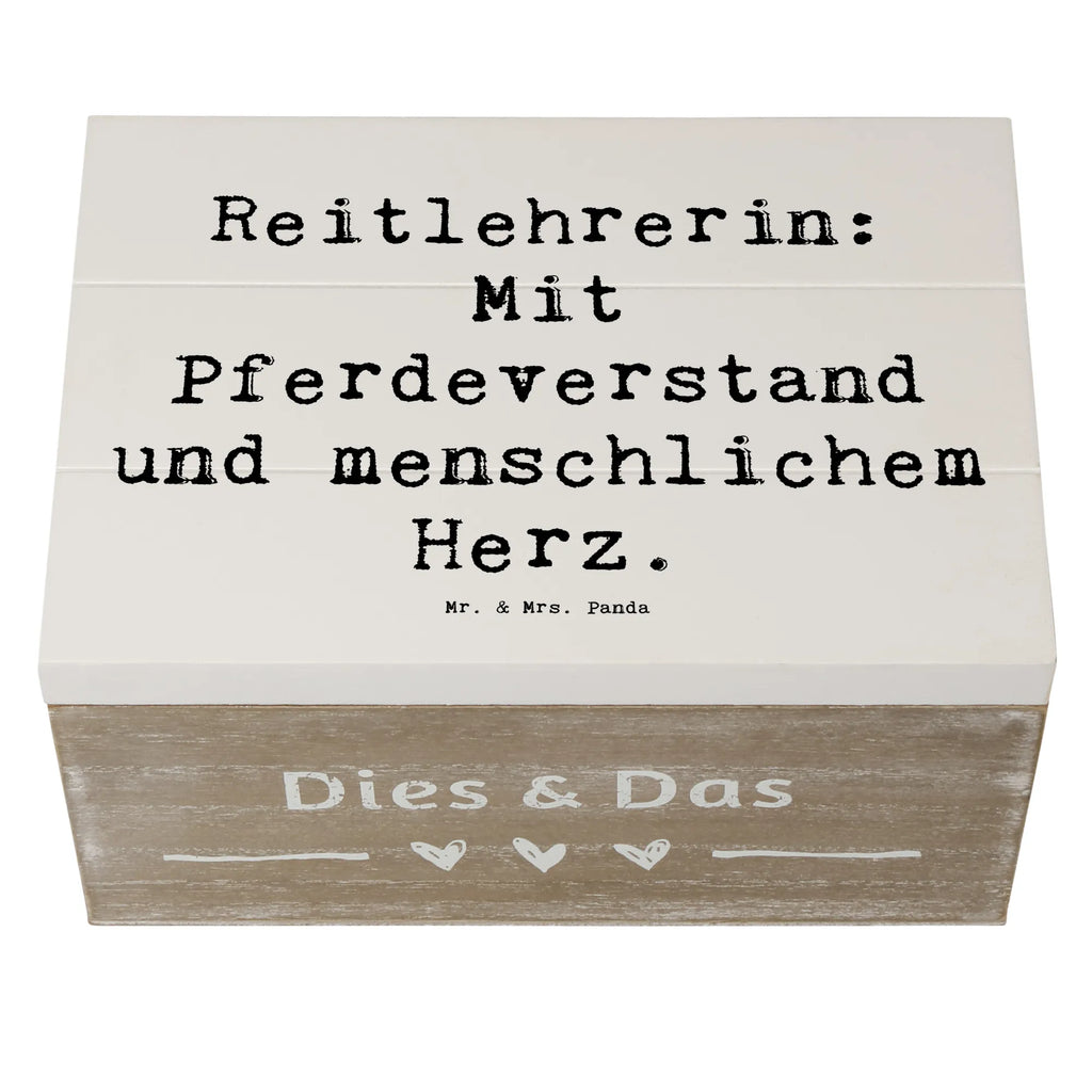 Holzkiste Spruch Reitlehrerin: Mit Pferdeverstand und menschlichem Herz. Holzkiste, Kiste, Schatzkiste, Truhe, Schatulle, XXL, Erinnerungsbox, Erinnerungskiste, Dekokiste, Aufbewahrungsbox, Geschenkbox, Geschenkdose, Beruf, Ausbildung, Jubiläum, Abschied, Rente, Kollege, Kollegin, Geschenk, Schenken, Arbeitskollege, Mitarbeiter, Firma, Danke, Dankeschön