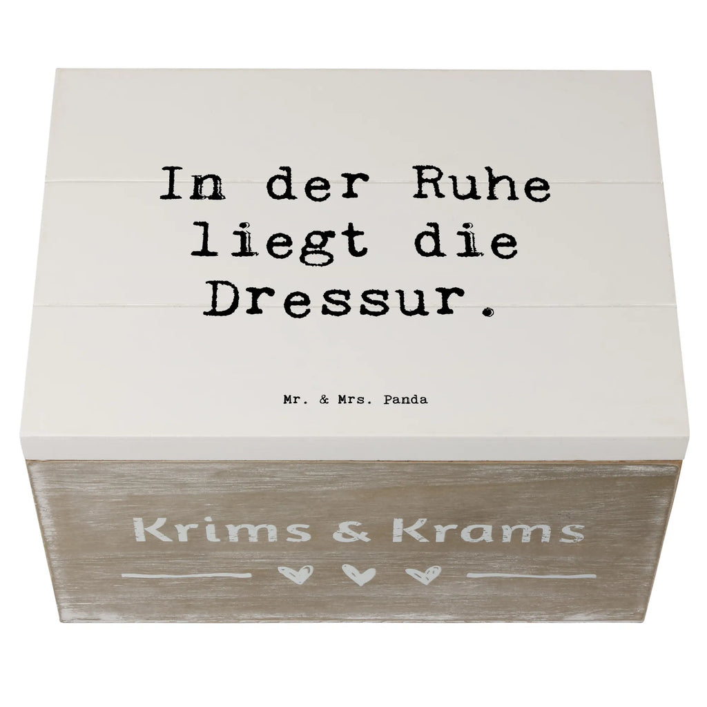 Holzkiste Spruch In der Ruhe liegt die Dressur. Holzkiste, Kiste, Schatzkiste, Truhe, Schatulle, XXL, Erinnerungsbox, Erinnerungskiste, Dekokiste, Aufbewahrungsbox, Geschenkbox, Geschenkdose, Beruf, Ausbildung, Jubiläum, Abschied, Rente, Kollege, Kollegin, Geschenk, Schenken, Arbeitskollege, Mitarbeiter, Firma, Danke, Dankeschön