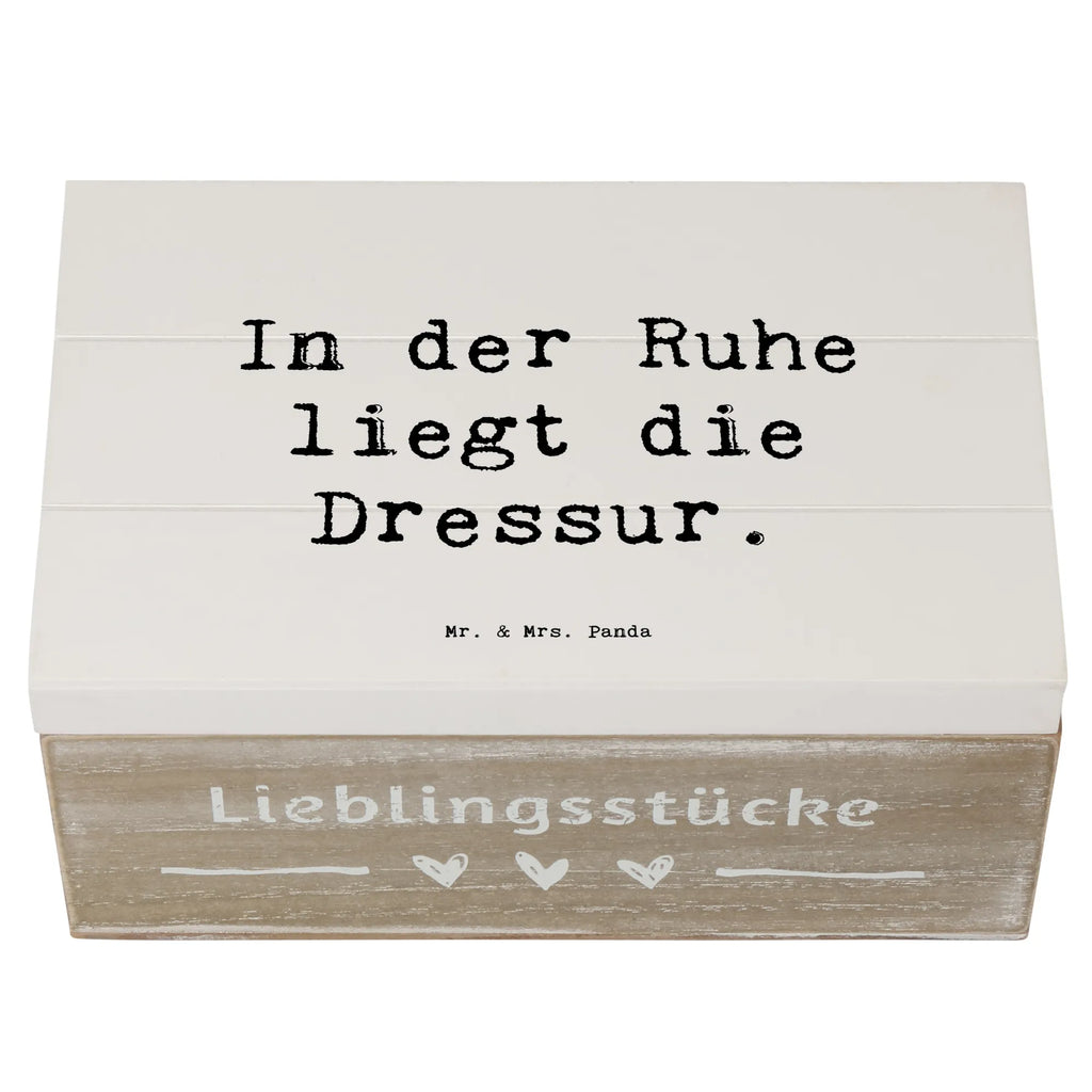 Holzkiste Spruch In der Ruhe liegt die Dressur. Holzkiste, Kiste, Schatzkiste, Truhe, Schatulle, XXL, Erinnerungsbox, Erinnerungskiste, Dekokiste, Aufbewahrungsbox, Geschenkbox, Geschenkdose, Beruf, Ausbildung, Jubiläum, Abschied, Rente, Kollege, Kollegin, Geschenk, Schenken, Arbeitskollege, Mitarbeiter, Firma, Danke, Dankeschön