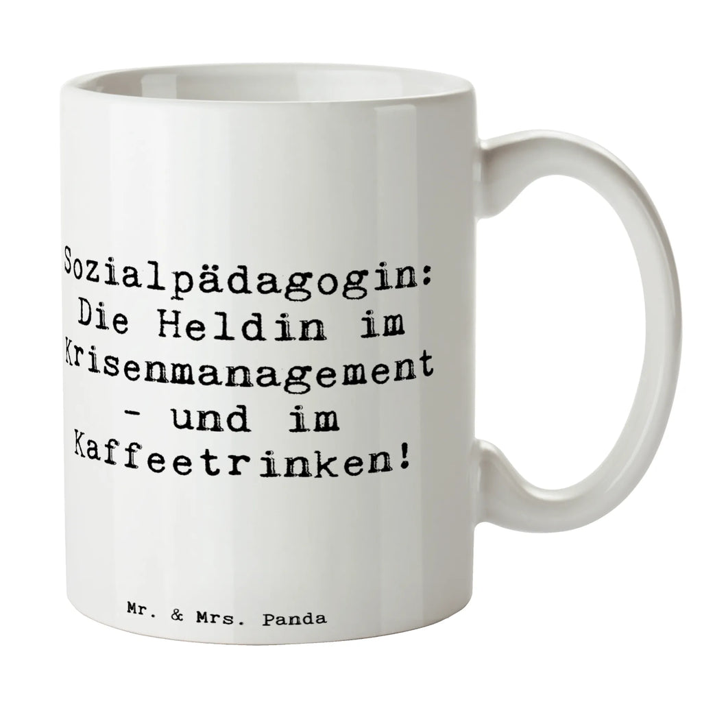 Tasse Spruch Sozialpädagogin: Die Heldin im Krisenmanagement - und im Kaffeetrinken! Tasse, Kaffeetasse, Teetasse, Becher, Kaffeebecher, Teebecher, Keramiktasse, Porzellantasse, Büro Tasse, Geschenk Tasse, Tasse Sprüche, Tasse Motive, Kaffeetassen, Tasse bedrucken, Designer Tasse, Cappuccino Tassen, Schöne Teetassen, Beruf, Ausbildung, Jubiläum, Abschied, Rente, Kollege, Kollegin, Geschenk, Schenken, Arbeitskollege, Mitarbeiter, Firma, Danke, Dankeschön