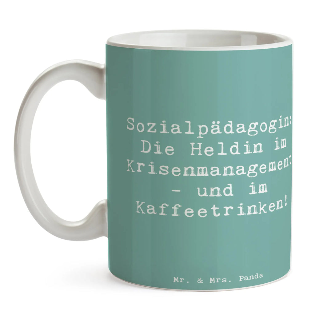 Tasse Spruch Sozialpädagogin: Die Heldin im Krisenmanagement - und im Kaffeetrinken! Tasse, Kaffeetasse, Teetasse, Becher, Kaffeebecher, Teebecher, Keramiktasse, Porzellantasse, Büro Tasse, Geschenk Tasse, Tasse Sprüche, Tasse Motive, Kaffeetassen, Tasse bedrucken, Designer Tasse, Cappuccino Tassen, Schöne Teetassen, Beruf, Ausbildung, Jubiläum, Abschied, Rente, Kollege, Kollegin, Geschenk, Schenken, Arbeitskollege, Mitarbeiter, Firma, Danke, Dankeschön