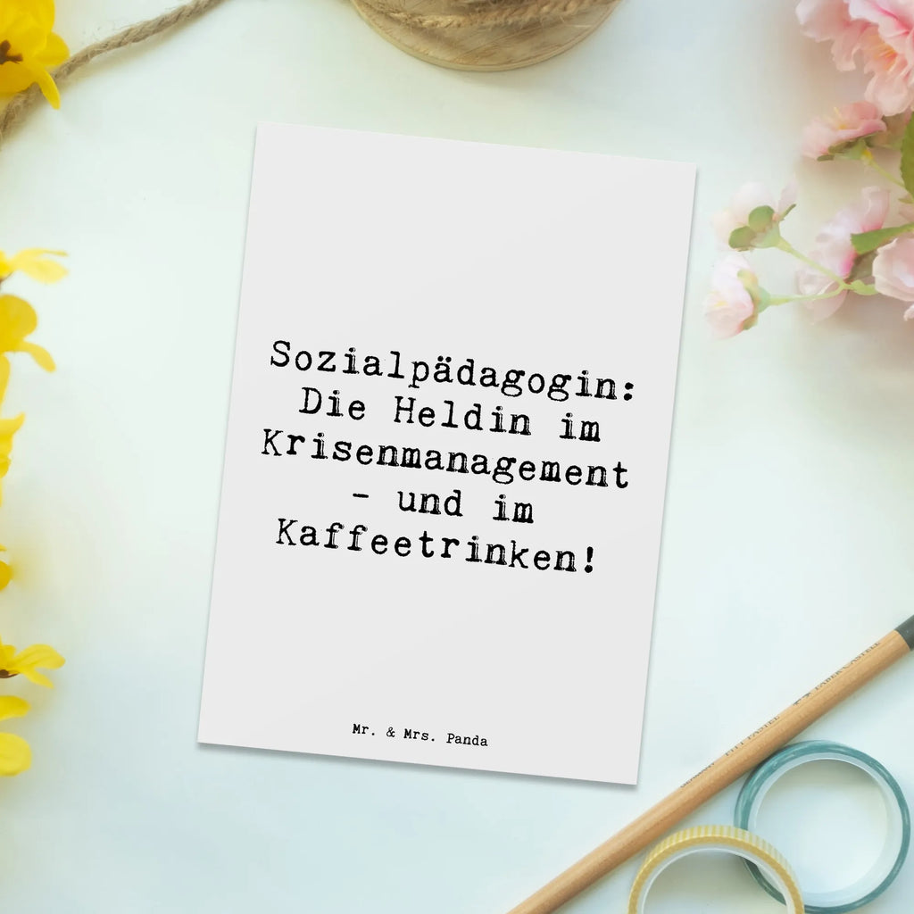 Postkarte Spruch Sozialpädagogin: Die Heldin im Krisenmanagement - und im Kaffeetrinken! Postkarte, Karte, Geschenkkarte, Grußkarte, Einladung, Ansichtskarte, Geburtstagskarte, Einladungskarte, Dankeskarte, Ansichtskarten, Einladung Geburtstag, Einladungskarten Geburtstag, Beruf, Ausbildung, Jubiläum, Abschied, Rente, Kollege, Kollegin, Geschenk, Schenken, Arbeitskollege, Mitarbeiter, Firma, Danke, Dankeschön