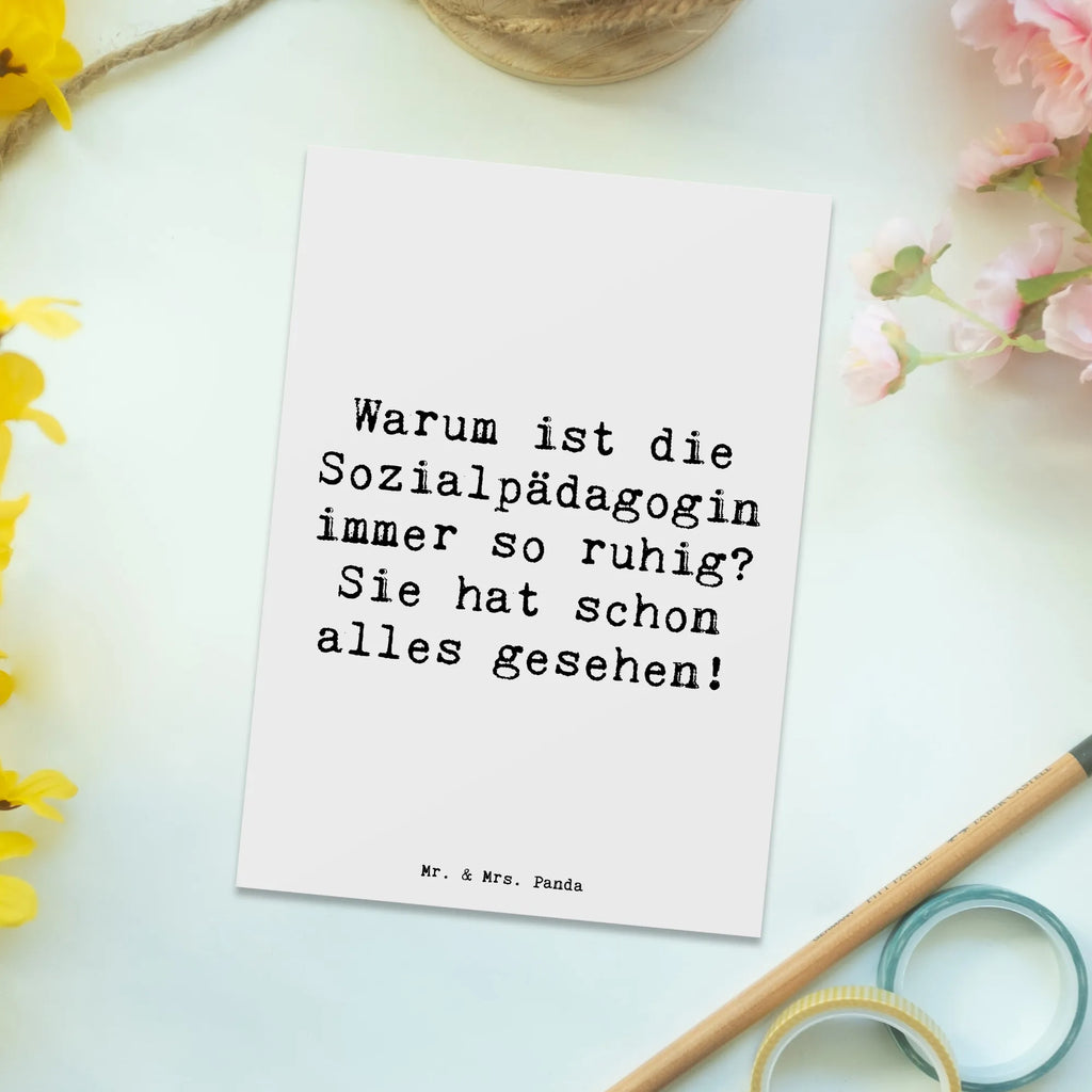 Postkarte Spruch Warum ist die Sozialpädagogin immer so ruhig? Sie hat schon alles gesehen! Postkarte, Karte, Geschenkkarte, Grußkarte, Einladung, Ansichtskarte, Geburtstagskarte, Einladungskarte, Dankeskarte, Ansichtskarten, Einladung Geburtstag, Einladungskarten Geburtstag, Beruf, Ausbildung, Jubiläum, Abschied, Rente, Kollege, Kollegin, Geschenk, Schenken, Arbeitskollege, Mitarbeiter, Firma, Danke, Dankeschön