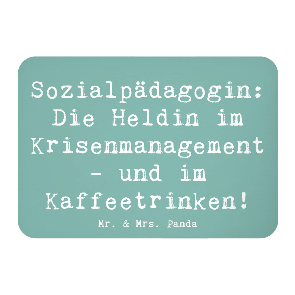 Magnet Spruch Sozialpädagogin: Die Heldin im Krisenmanagement - und im Kaffeetrinken! Kühlschrankmagnet, Pinnwandmagnet, Souvenir Magnet, Motivmagnete, Dekomagnet, Whiteboard Magnet, Notiz Magnet, Kühlschrank Dekoration, Beruf, Ausbildung, Jubiläum, Abschied, Rente, Kollege, Kollegin, Geschenk, Schenken, Arbeitskollege, Mitarbeiter, Firma, Danke, Dankeschön