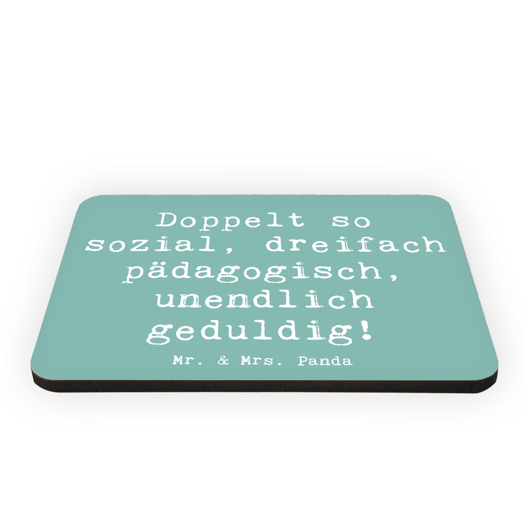 Magnet Spruch Doppelt so sozial, dreifach pädagogisch, unendlich geduldig! Kühlschrankmagnet, Pinnwandmagnet, Souvenir Magnet, Motivmagnete, Dekomagnet, Whiteboard Magnet, Notiz Magnet, Kühlschrank Dekoration, Beruf, Ausbildung, Jubiläum, Abschied, Rente, Kollege, Kollegin, Geschenk, Schenken, Arbeitskollege, Mitarbeiter, Firma, Danke, Dankeschön