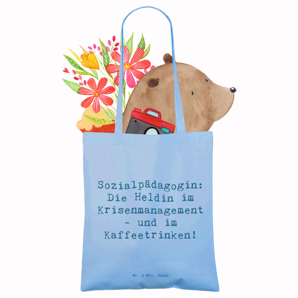 Tragetasche Spruch Sozialpädagogin: Die Heldin im Krisenmanagement - und im Kaffeetrinken! Beuteltasche, Beutel, Einkaufstasche, Jutebeutel, Stoffbeutel, Tasche, Shopper, Umhängetasche, Strandtasche, Schultertasche, Stofftasche, Tragetasche, Badetasche, Jutetasche, Einkaufstüte, Laptoptasche, Beruf, Ausbildung, Jubiläum, Abschied, Rente, Kollege, Kollegin, Geschenk, Schenken, Arbeitskollege, Mitarbeiter, Firma, Danke, Dankeschön