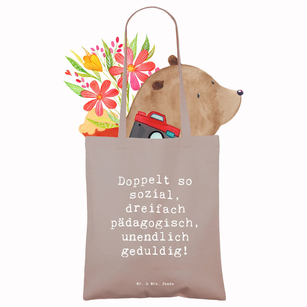 Tragetasche Spruch Doppelt so sozial, dreifach pädagogisch, unendlich geduldig! Beuteltasche, Beutel, Einkaufstasche, Jutebeutel, Stoffbeutel, Tasche, Shopper, Umhängetasche, Strandtasche, Schultertasche, Stofftasche, Tragetasche, Badetasche, Jutetasche, Einkaufstüte, Laptoptasche, Beruf, Ausbildung, Jubiläum, Abschied, Rente, Kollege, Kollegin, Geschenk, Schenken, Arbeitskollege, Mitarbeiter, Firma, Danke, Dankeschön