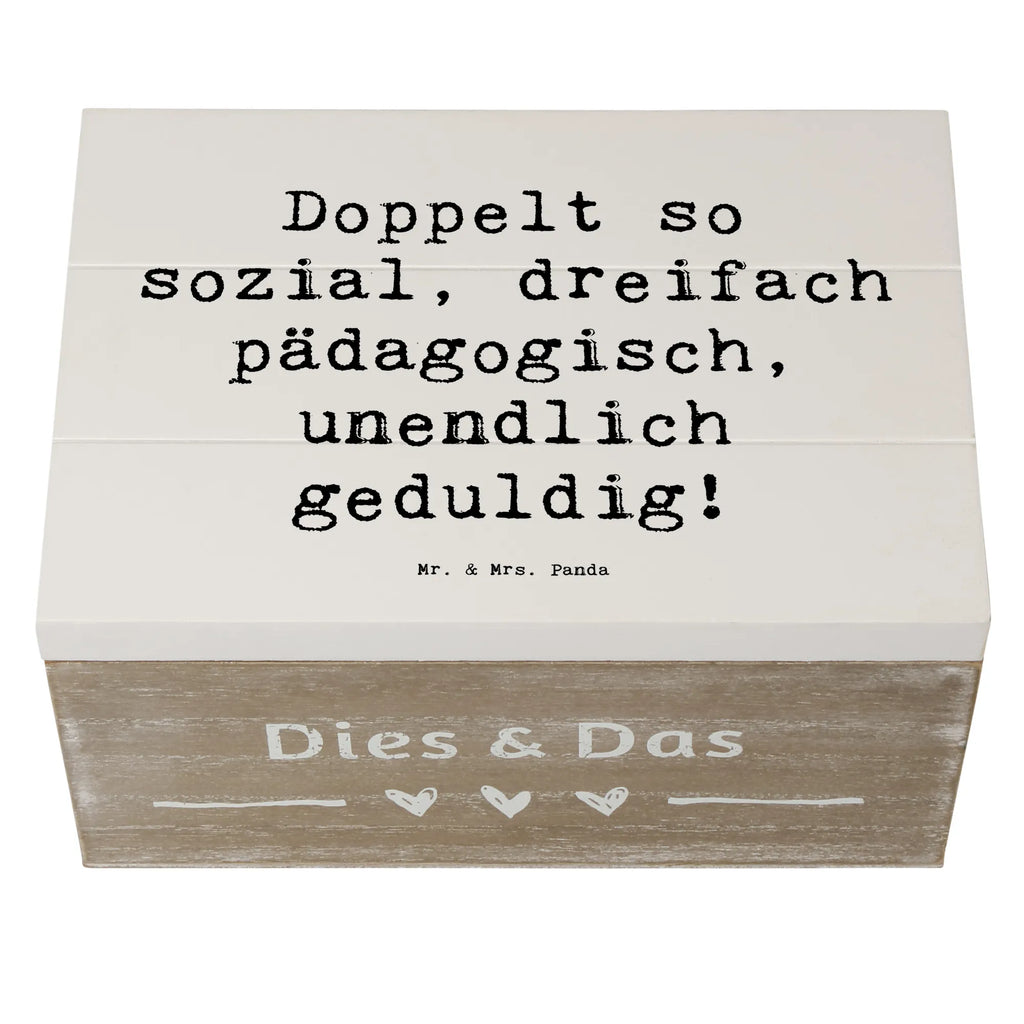 Holzkiste Spruch Doppelt so sozial, dreifach pädagogisch, unendlich geduldig! Holzkiste, Kiste, Schatzkiste, Truhe, Schatulle, XXL, Erinnerungsbox, Erinnerungskiste, Dekokiste, Aufbewahrungsbox, Geschenkbox, Geschenkdose, Beruf, Ausbildung, Jubiläum, Abschied, Rente, Kollege, Kollegin, Geschenk, Schenken, Arbeitskollege, Mitarbeiter, Firma, Danke, Dankeschön