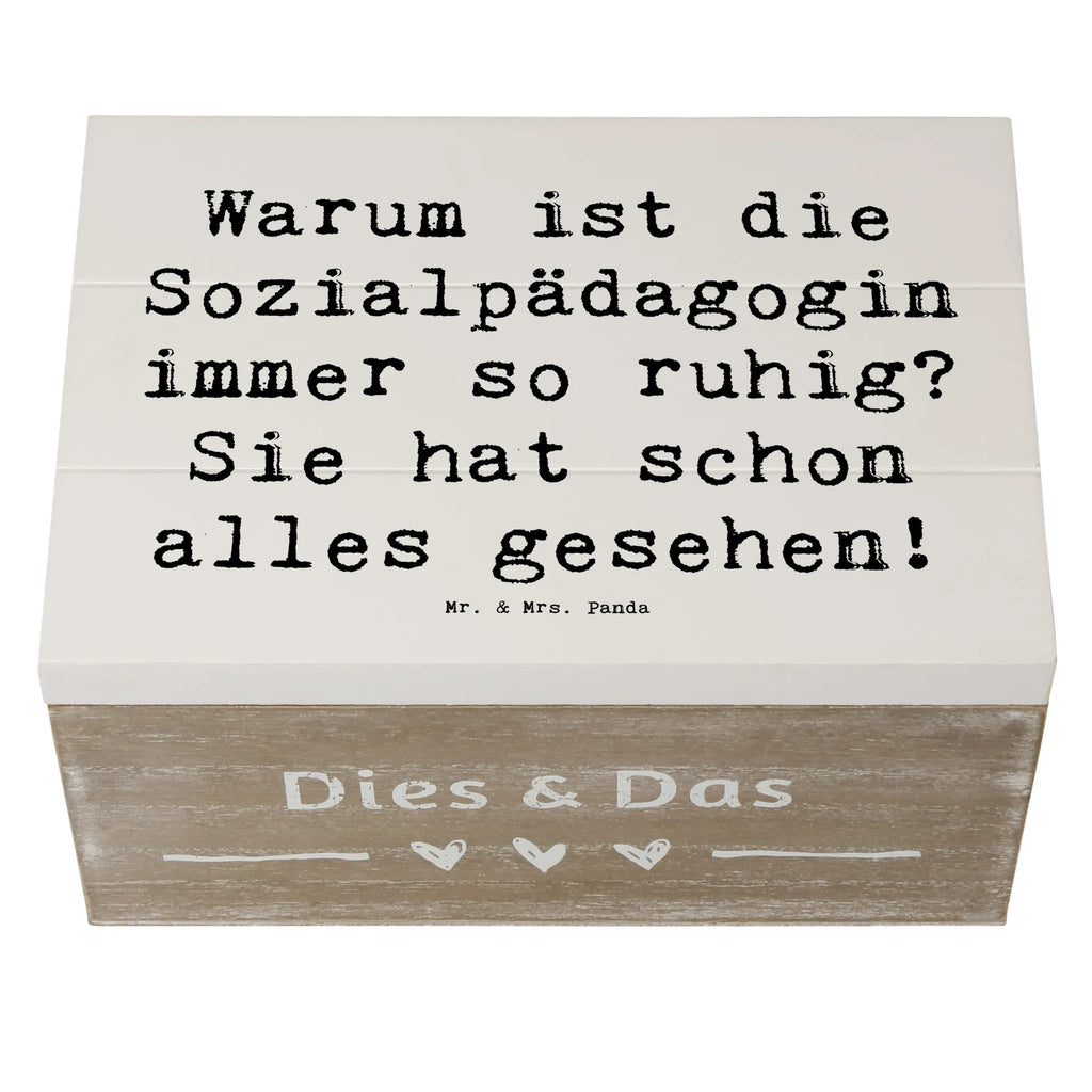 Holzkiste Spruch Warum ist die Sozialpädagogin immer so ruhig? Sie hat schon alles gesehen! Holzkiste, Kiste, Schatzkiste, Truhe, Schatulle, XXL, Erinnerungsbox, Erinnerungskiste, Dekokiste, Aufbewahrungsbox, Geschenkbox, Geschenkdose, Beruf, Ausbildung, Jubiläum, Abschied, Rente, Kollege, Kollegin, Geschenk, Schenken, Arbeitskollege, Mitarbeiter, Firma, Danke, Dankeschön