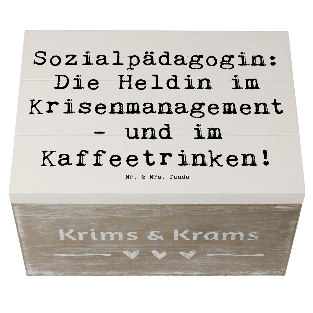 Holzkiste Spruch Sozialpädagogin: Die Heldin im Krisenmanagement - und im Kaffeetrinken! Holzkiste, Kiste, Schatzkiste, Truhe, Schatulle, XXL, Erinnerungsbox, Erinnerungskiste, Dekokiste, Aufbewahrungsbox, Geschenkbox, Geschenkdose, Beruf, Ausbildung, Jubiläum, Abschied, Rente, Kollege, Kollegin, Geschenk, Schenken, Arbeitskollege, Mitarbeiter, Firma, Danke, Dankeschön