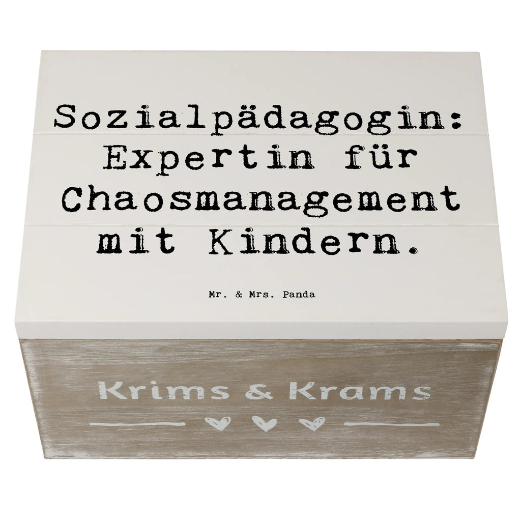 Holzkiste Spruch Sozialpädagogin: Expertin für Chaosmanagement mit Kindern. Holzkiste, Kiste, Schatzkiste, Truhe, Schatulle, XXL, Erinnerungsbox, Erinnerungskiste, Dekokiste, Aufbewahrungsbox, Geschenkbox, Geschenkdose, Beruf, Ausbildung, Jubiläum, Abschied, Rente, Kollege, Kollegin, Geschenk, Schenken, Arbeitskollege, Mitarbeiter, Firma, Danke, Dankeschön