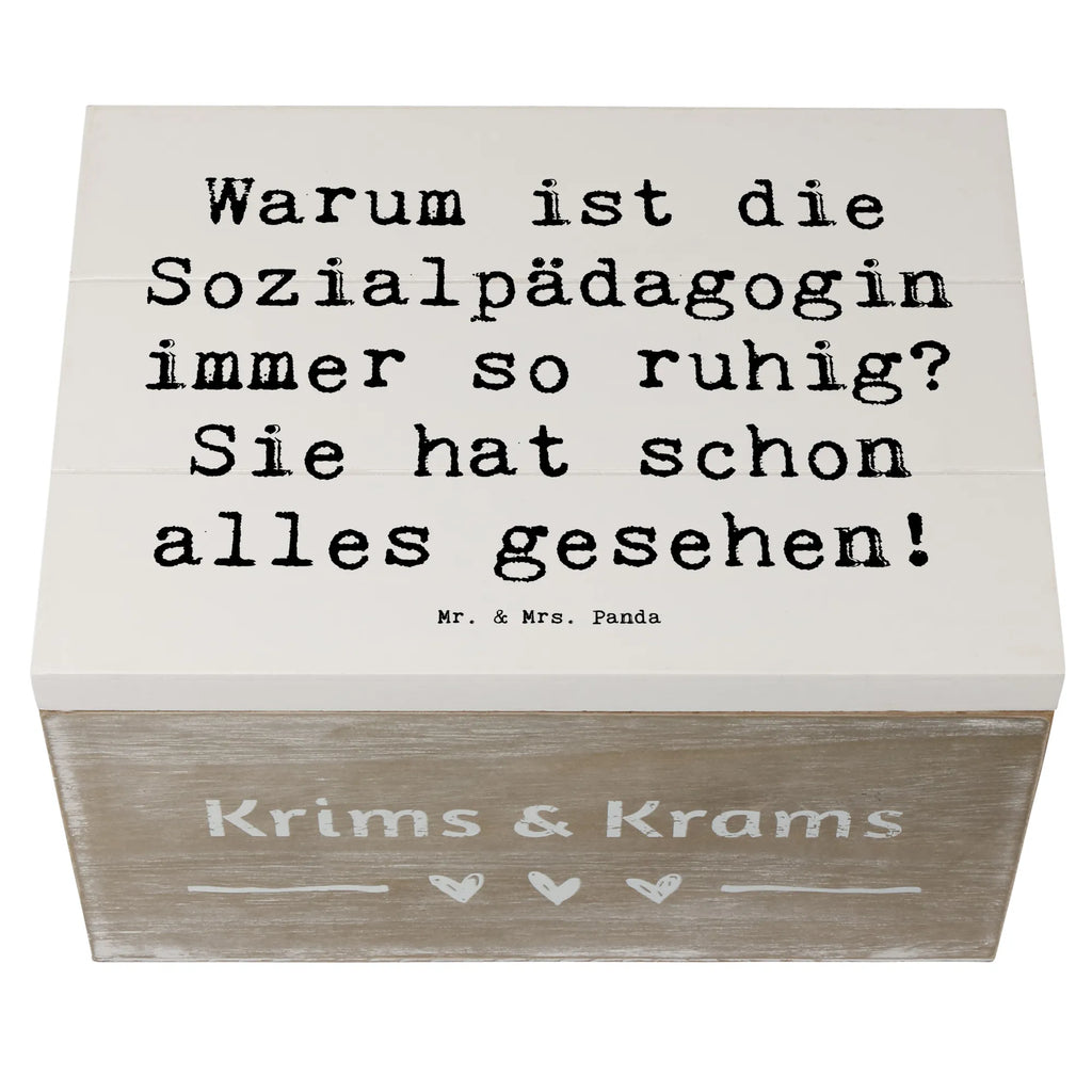 Holzkiste Spruch Warum ist die Sozialpädagogin immer so ruhig? Sie hat schon alles gesehen! Holzkiste, Kiste, Schatzkiste, Truhe, Schatulle, XXL, Erinnerungsbox, Erinnerungskiste, Dekokiste, Aufbewahrungsbox, Geschenkbox, Geschenkdose, Beruf, Ausbildung, Jubiläum, Abschied, Rente, Kollege, Kollegin, Geschenk, Schenken, Arbeitskollege, Mitarbeiter, Firma, Danke, Dankeschön