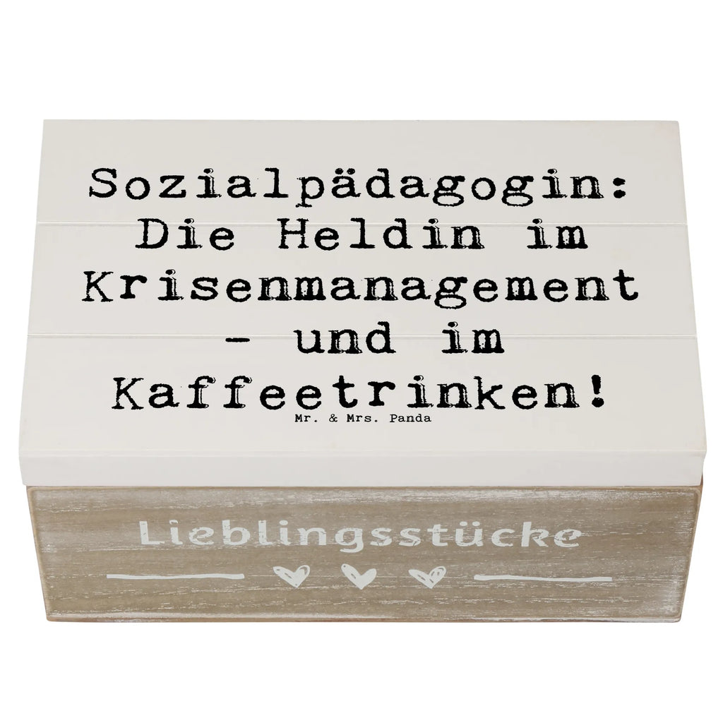 Holzkiste Spruch Sozialpädagogin: Die Heldin im Krisenmanagement - und im Kaffeetrinken! Holzkiste, Kiste, Schatzkiste, Truhe, Schatulle, XXL, Erinnerungsbox, Erinnerungskiste, Dekokiste, Aufbewahrungsbox, Geschenkbox, Geschenkdose, Beruf, Ausbildung, Jubiläum, Abschied, Rente, Kollege, Kollegin, Geschenk, Schenken, Arbeitskollege, Mitarbeiter, Firma, Danke, Dankeschön