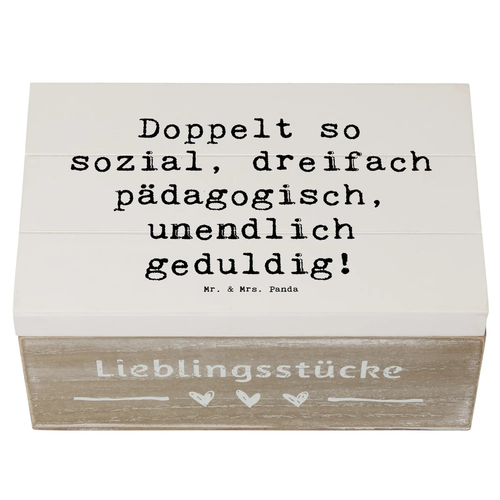 Holzkiste Spruch Doppelt so sozial, dreifach pädagogisch, unendlich geduldig! Holzkiste, Kiste, Schatzkiste, Truhe, Schatulle, XXL, Erinnerungsbox, Erinnerungskiste, Dekokiste, Aufbewahrungsbox, Geschenkbox, Geschenkdose, Beruf, Ausbildung, Jubiläum, Abschied, Rente, Kollege, Kollegin, Geschenk, Schenken, Arbeitskollege, Mitarbeiter, Firma, Danke, Dankeschön