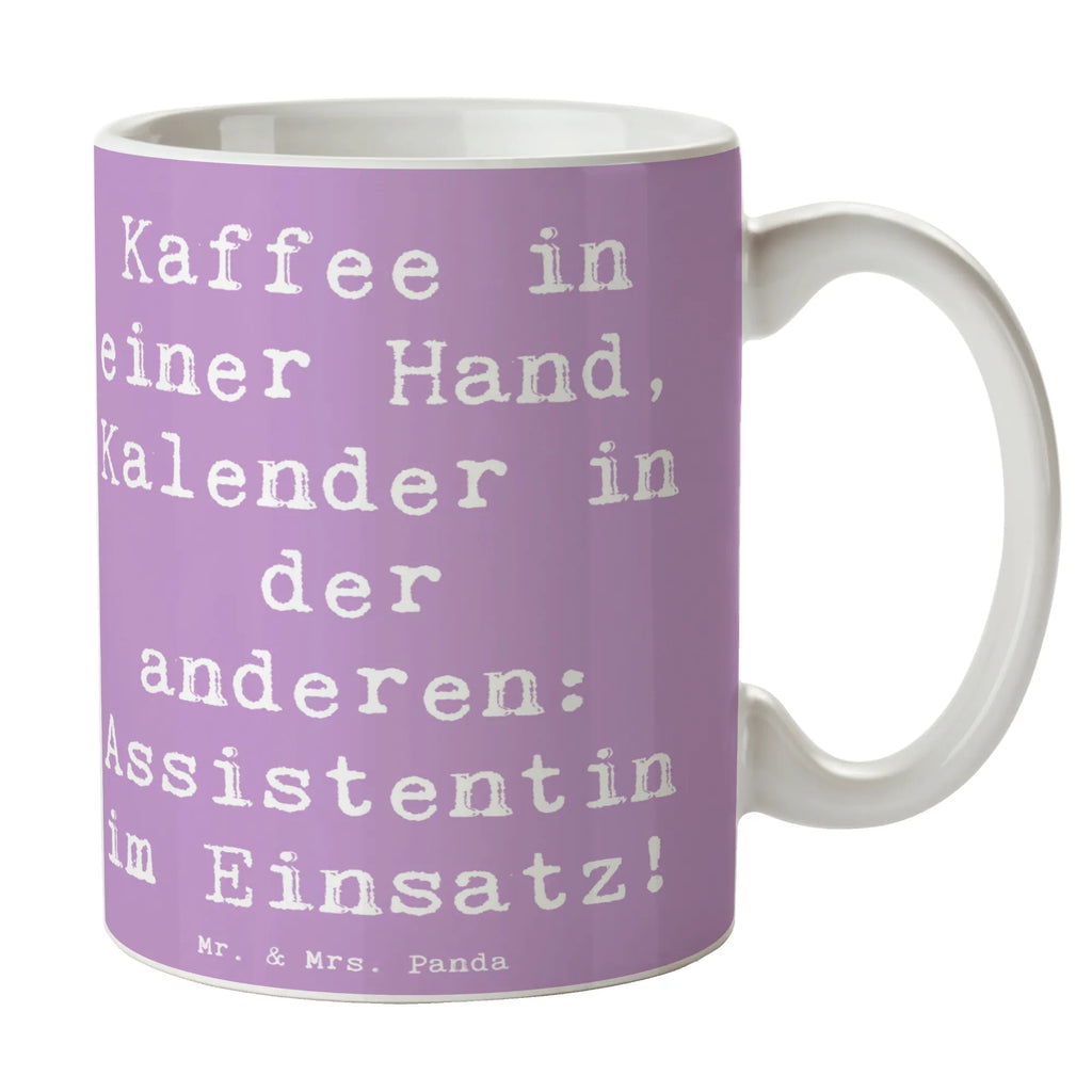 Mug Saying Kaffee in einer Hand, Kalender in der anderen: Assistentin im Einsatz! Tasse, Kaffeetasse, Teetasse, Becher, Kaffeebecher, Teebecher, Keramiktasse, Porzellantasse, Büro Tasse, Geschenk Tasse, Tasse Sprüche, Tasse Motive, Kaffeetassen, Tasse bedrucken, Designer Tasse, Cappuccino Tassen, Schöne Teetassen, Beruf, Ausbildung, Jubiläum, Abschied, Rente, Kollege, Kollegin, Geschenk, Schenken, Arbeitskollege, Mitarbeiter, Firma, Danke, Dankeschön