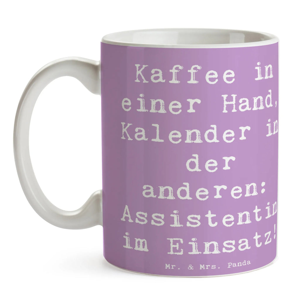 Mug Saying Kaffee in einer Hand, Kalender in der anderen: Assistentin im Einsatz! Tasse, Kaffeetasse, Teetasse, Becher, Kaffeebecher, Teebecher, Keramiktasse, Porzellantasse, Büro Tasse, Geschenk Tasse, Tasse Sprüche, Tasse Motive, Kaffeetassen, Tasse bedrucken, Designer Tasse, Cappuccino Tassen, Schöne Teetassen, Beruf, Ausbildung, Jubiläum, Abschied, Rente, Kollege, Kollegin, Geschenk, Schenken, Arbeitskollege, Mitarbeiter, Firma, Danke, Dankeschön