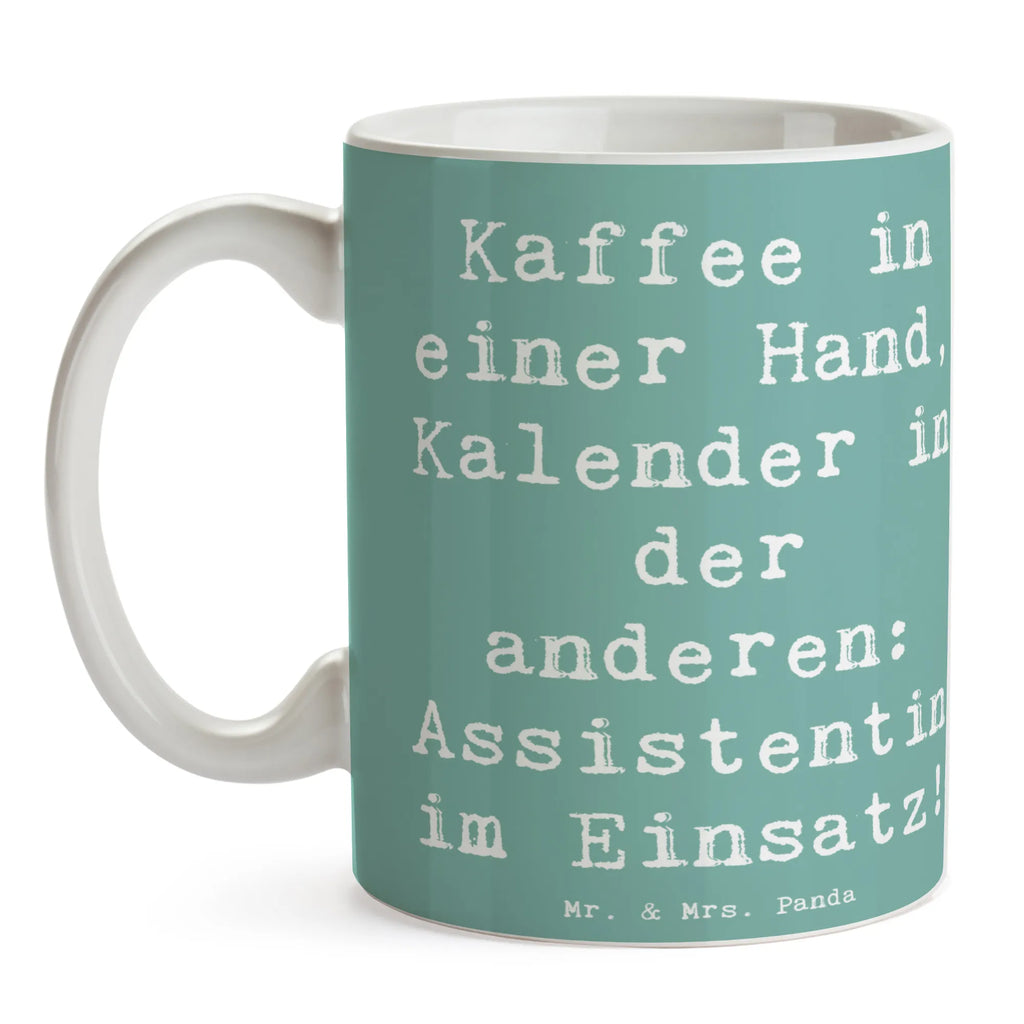 Mug Saying Kaffee in einer Hand, Kalender in der anderen: Assistentin im Einsatz! Tasse, Kaffeetasse, Teetasse, Becher, Kaffeebecher, Teebecher, Keramiktasse, Porzellantasse, Büro Tasse, Geschenk Tasse, Tasse Sprüche, Tasse Motive, Kaffeetassen, Tasse bedrucken, Designer Tasse, Cappuccino Tassen, Schöne Teetassen, Beruf, Ausbildung, Jubiläum, Abschied, Rente, Kollege, Kollegin, Geschenk, Schenken, Arbeitskollege, Mitarbeiter, Firma, Danke, Dankeschön