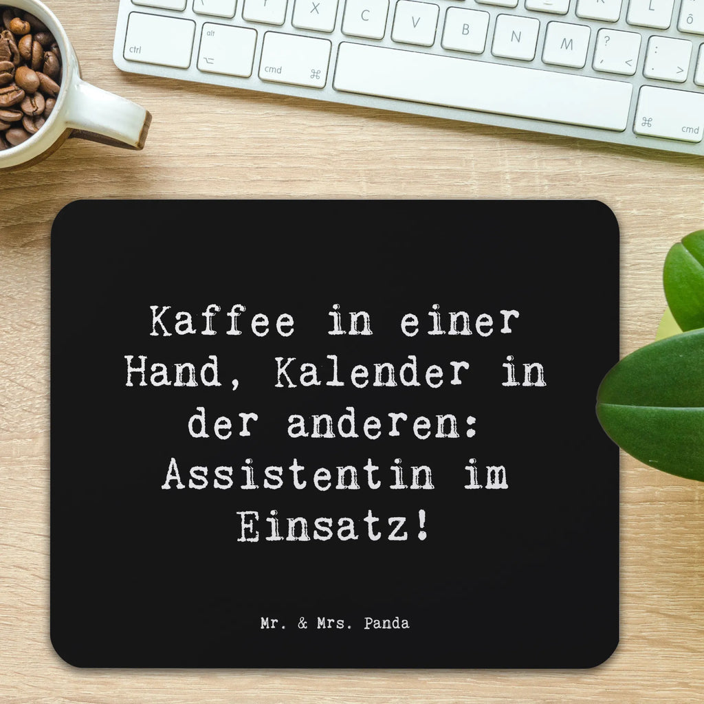 Mauspad Spruch Kaffee in einer Hand, Kalender in der anderen: Assistentin im Einsatz! Mousepad, Computer zubehör, Büroausstattung, PC Zubehör, Arbeitszimmer, Mauspad, Einzigartiges Mauspad, Designer Mauspad, Mausunterlage, Mauspad Büro, Beruf, Ausbildung, Jubiläum, Abschied, Rente, Kollege, Kollegin, Geschenk, Schenken, Arbeitskollege, Mitarbeiter, Firma, Danke, Dankeschön