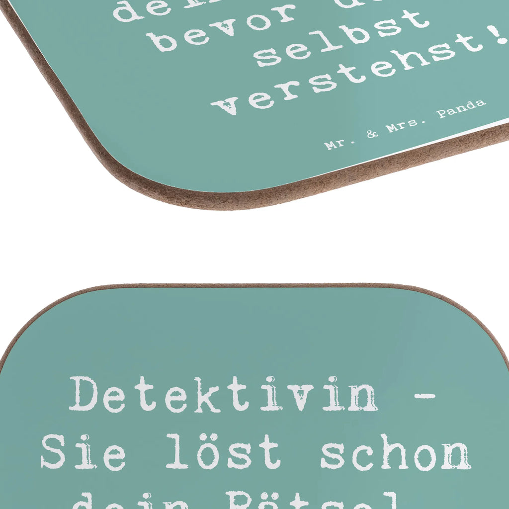 Untersetzer Spruch Detektivin - Sie löst schon dein Rätsel, bevor du es selbst verstehst! Untersetzer, Bierdeckel, Glasuntersetzer, Untersetzer Gläser, Getränkeuntersetzer, Untersetzer aus Holz, Untersetzer für Gläser, Korkuntersetzer, Untersetzer Holz, Holzuntersetzer, Tassen Untersetzer, Untersetzer Design, Beruf, Ausbildung, Jubiläum, Abschied, Rente, Kollege, Kollegin, Geschenk, Schenken, Arbeitskollege, Mitarbeiter, Firma, Danke, Dankeschön