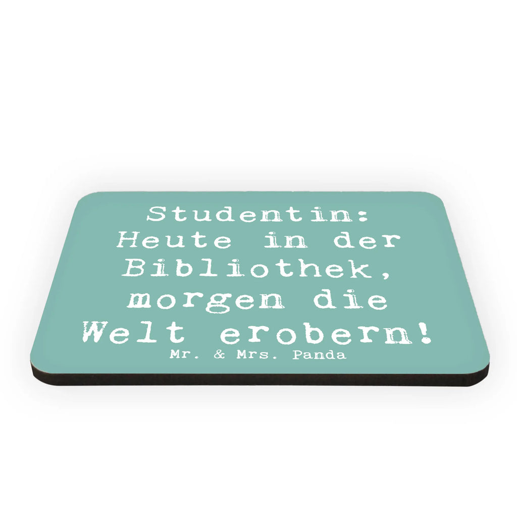 Magnet Spruch Studentin: Heute in der Bibliothek, morgen die Welt erobern! Kühlschrankmagnet, Pinnwandmagnet, Souvenir Magnet, Motivmagnete, Dekomagnet, Whiteboard Magnet, Notiz Magnet, Kühlschrank Dekoration, Beruf, Ausbildung, Jubiläum, Abschied, Rente, Kollege, Kollegin, Geschenk, Schenken, Arbeitskollege, Mitarbeiter, Firma, Danke, Dankeschön