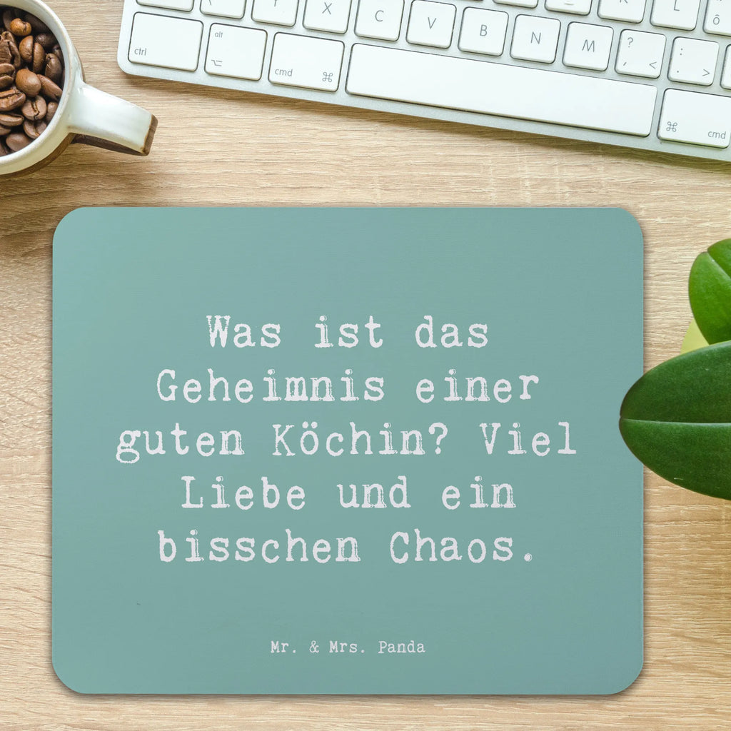 Mauspad Spruch Was ist das Geheimnis einer guten Köchin? Viel Liebe und ein bisschen Chaos. Mousepad, Computer zubehör, Büroausstattung, PC Zubehör, Arbeitszimmer, Mauspad, Einzigartiges Mauspad, Designer Mauspad, Mausunterlage, Mauspad Büro, Beruf, Ausbildung, Jubiläum, Abschied, Rente, Kollege, Kollegin, Geschenk, Schenken, Arbeitskollege, Mitarbeiter, Firma, Danke, Dankeschön