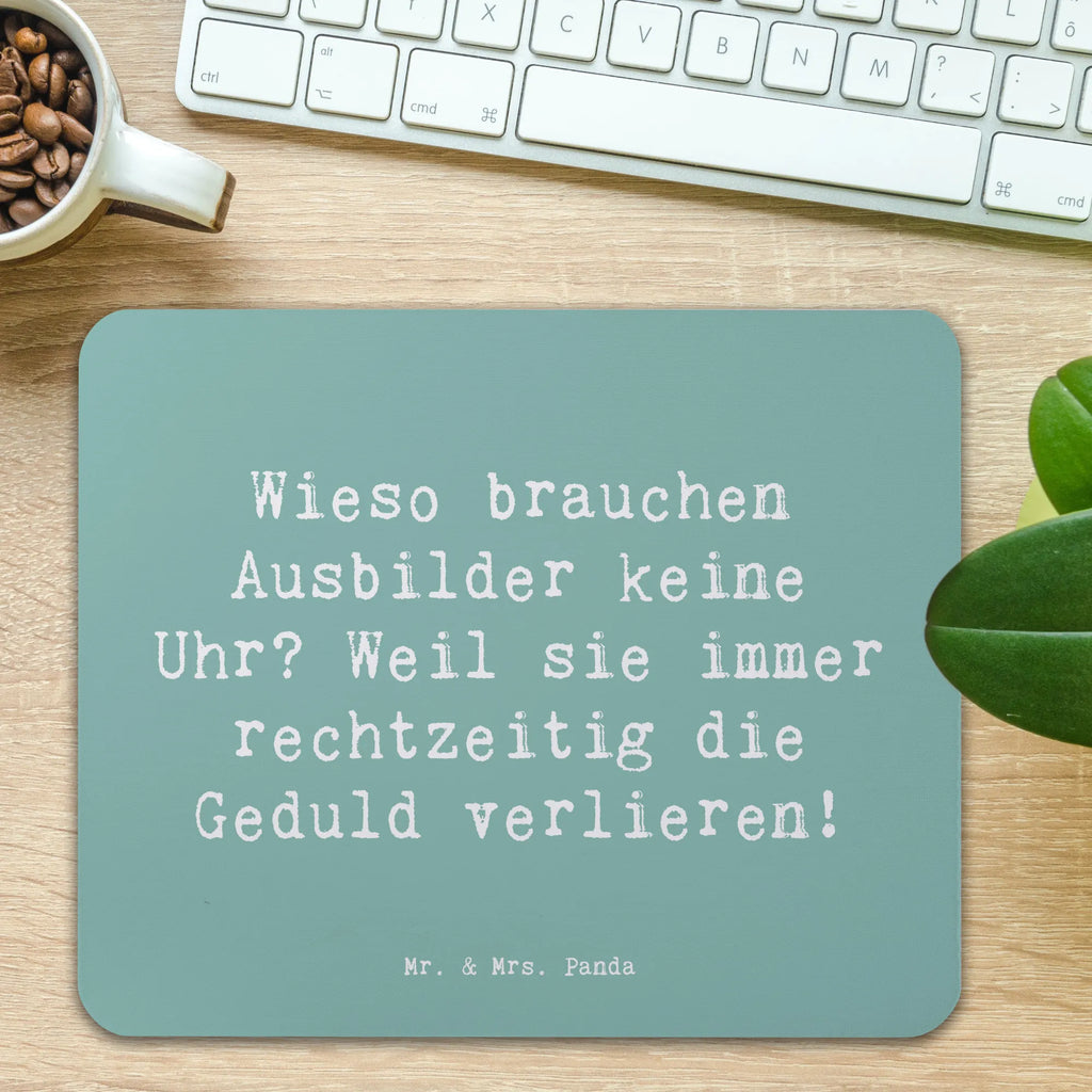 Mauspad Spruch Wieso brauchen Ausbilder keine Uhr? Weil sie immer rechtzeitig die Geduld verlieren! Mousepad, Computer zubehör, Büroausstattung, PC Zubehör, Arbeitszimmer, Mauspad, Einzigartiges Mauspad, Designer Mauspad, Mausunterlage, Mauspad Büro, Beruf, Ausbildung, Jubiläum, Abschied, Rente, Kollege, Kollegin, Geschenk, Schenken, Arbeitskollege, Mitarbeiter, Firma, Danke, Dankeschön