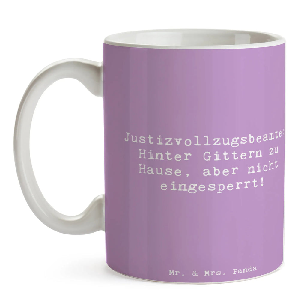 Tasse Spruch Justizvollzugsbeamte: Hinter Gittern zu Hause, aber nicht eingesperrt! Tasse, Kaffeetasse, Teetasse, Becher, Kaffeebecher, Teebecher, Keramiktasse, Porzellantasse, Büro Tasse, Geschenk Tasse, Tasse Sprüche, Tasse Motive, Kaffeetassen, Tasse bedrucken, Designer Tasse, Cappuccino Tassen, Schöne Teetassen, Beruf, Ausbildung, Jubiläum, Abschied, Rente, Kollege, Kollegin, Geschenk, Schenken, Arbeitskollege, Mitarbeiter, Firma, Danke, Dankeschön