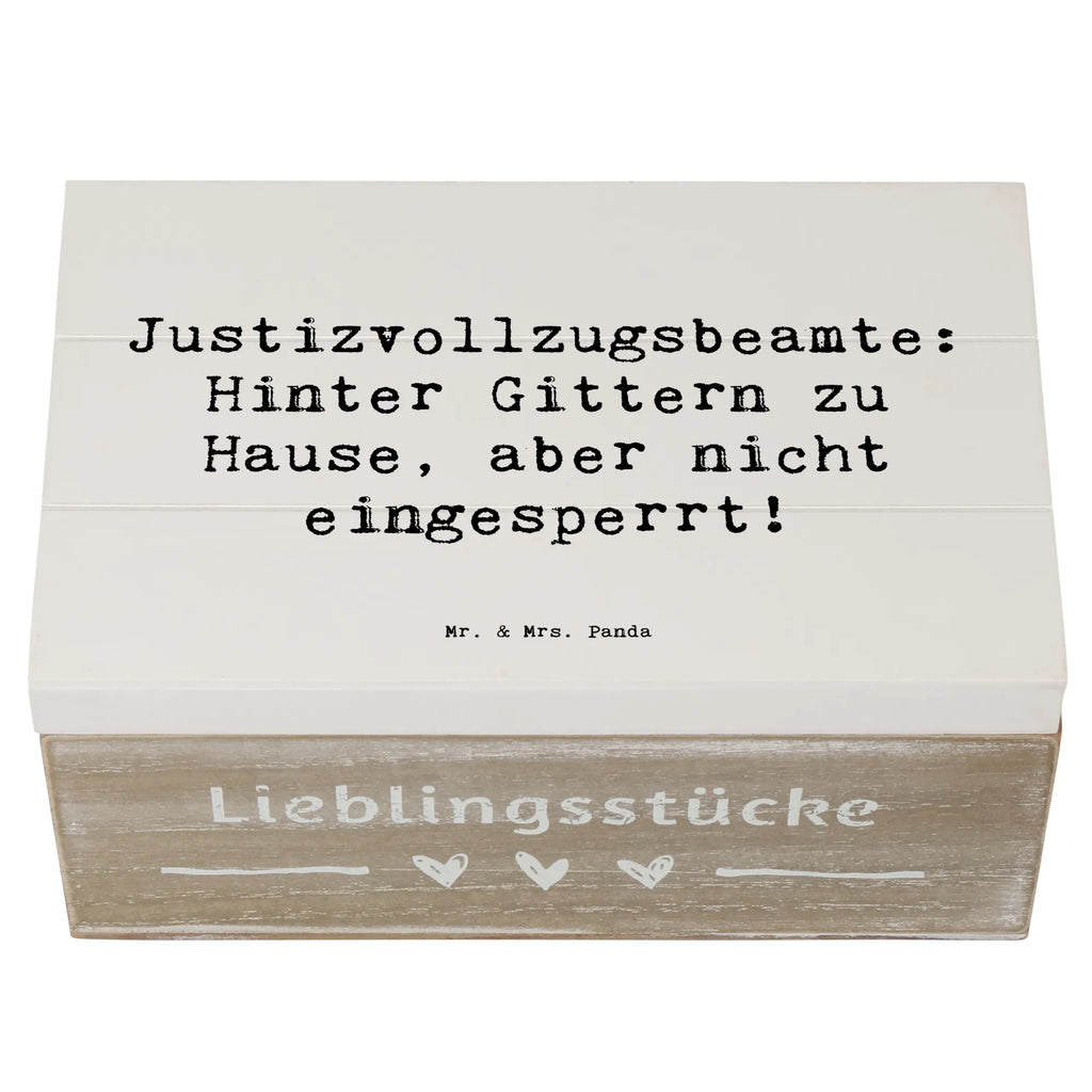 Holzkiste Spruch Justizvollzugsbeamte: Hinter Gittern zu Hause, aber nicht eingesperrt! Holzkiste, Kiste, Schatzkiste, Truhe, Schatulle, XXL, Erinnerungsbox, Erinnerungskiste, Dekokiste, Aufbewahrungsbox, Geschenkbox, Geschenkdose, Beruf, Ausbildung, Jubiläum, Abschied, Rente, Kollege, Kollegin, Geschenk, Schenken, Arbeitskollege, Mitarbeiter, Firma, Danke, Dankeschön