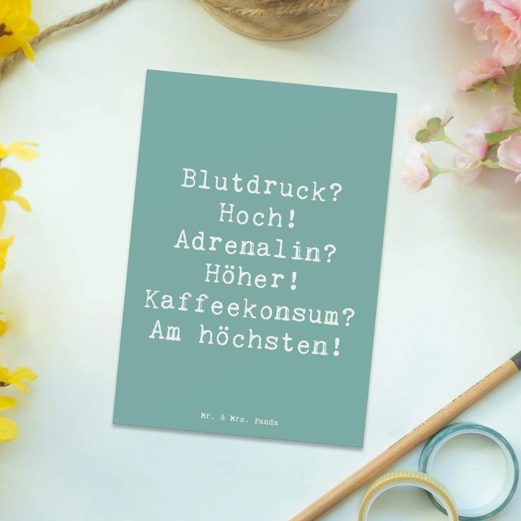 Postkarte Spruch Blutdruck? Hoch! Adrenalin? Höher! Kaffeekonsum? Am höchsten! Postkarte, Karte, Geschenkkarte, Grußkarte, Einladung, Ansichtskarte, Geburtstagskarte, Einladungskarte, Dankeskarte, Ansichtskarten, Einladung Geburtstag, Einladungskarten Geburtstag, Beruf, Ausbildung, Jubiläum, Abschied, Rente, Kollege, Kollegin, Geschenk, Schenken, Arbeitskollege, Mitarbeiter, Firma, Danke, Dankeschön