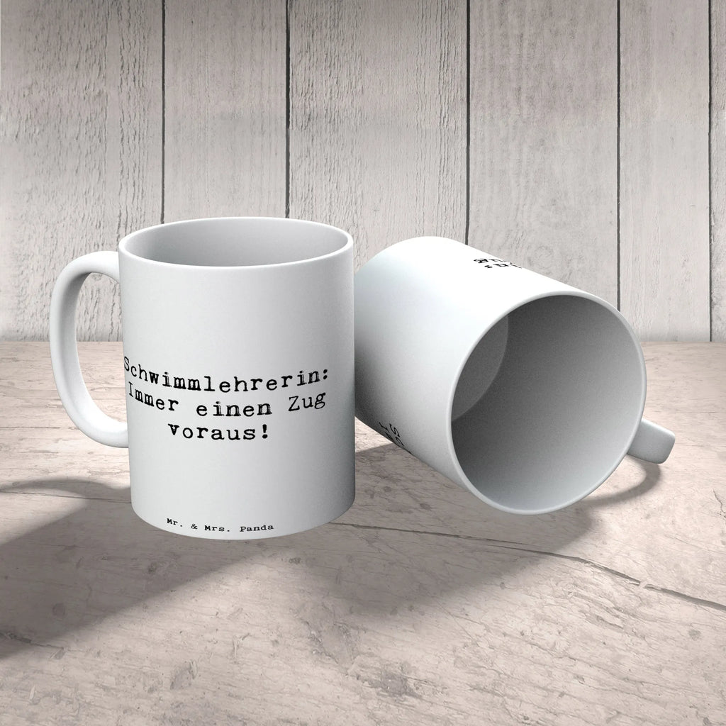 Tasse Spruch Schwimmlehrerin Zug voraus Tasse, Kaffeetasse, Teetasse, Becher, Kaffeebecher, Teebecher, Keramiktasse, Porzellantasse, Büro Tasse, Geschenk Tasse, Tasse Sprüche, Tasse Motive, Kaffeetassen, Tasse bedrucken, Designer Tasse, Cappuccino Tassen, Schöne Teetassen, Beruf, Ausbildung, Jubiläum, Abschied, Rente, Kollege, Kollegin, Geschenk, Schenken, Arbeitskollege, Mitarbeiter, Firma, Danke, Dankeschön
