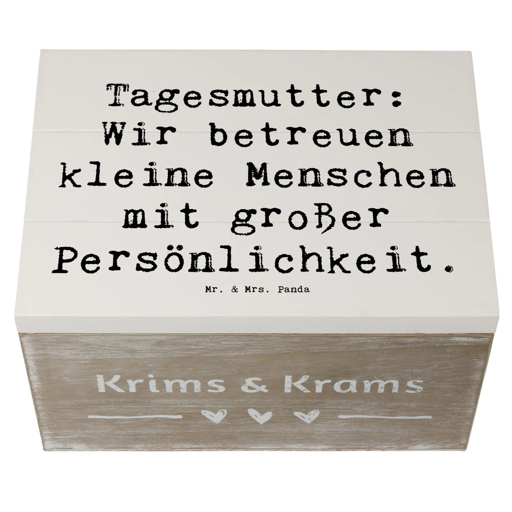 Holzkiste Spruch Tagesmutter Persönlichkeit Holzkiste, Kiste, Schatzkiste, Truhe, Schatulle, XXL, Erinnerungsbox, Erinnerungskiste, Dekokiste, Aufbewahrungsbox, Geschenkbox, Geschenkdose, Beruf, Ausbildung, Jubiläum, Abschied, Rente, Kollege, Kollegin, Geschenk, Schenken, Arbeitskollege, Mitarbeiter, Firma, Danke, Dankeschön