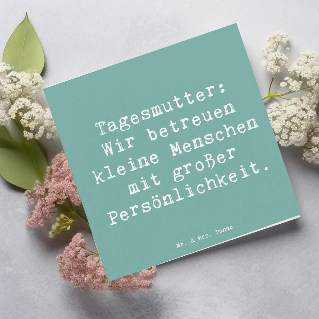 Deluxe Karte Spruch Tagesmutter Persönlichkeit Karte, Grußkarte, Klappkarte, Einladungskarte, Glückwunschkarte, Hochzeitskarte, Geburtstagskarte, Hochwertige Grußkarte, Hochwertige Klappkarte, Beruf, Ausbildung, Jubiläum, Abschied, Rente, Kollege, Kollegin, Geschenk, Schenken, Arbeitskollege, Mitarbeiter, Firma, Danke, Dankeschön