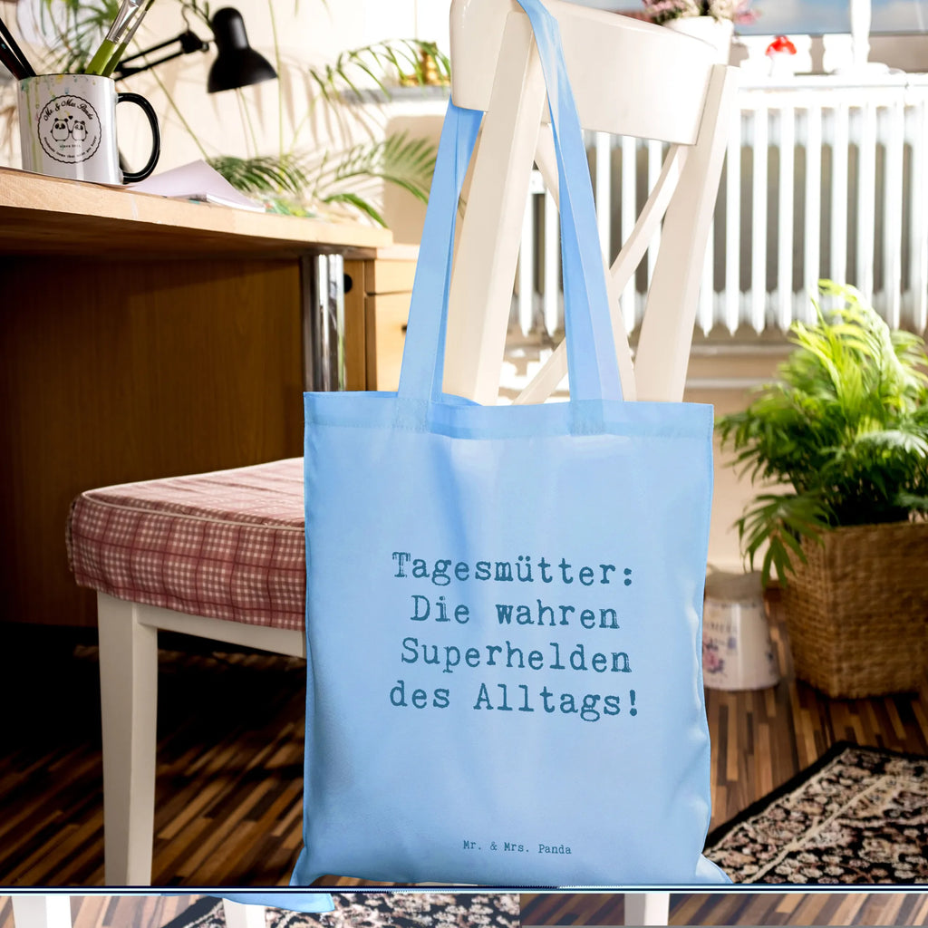 Tragetasche Spruch Tagesmutter Superheld Beuteltasche, Beutel, Einkaufstasche, Jutebeutel, Stoffbeutel, Tasche, Shopper, Umhängetasche, Strandtasche, Schultertasche, Stofftasche, Tragetasche, Badetasche, Jutetasche, Einkaufstüte, Laptoptasche, Beruf, Ausbildung, Jubiläum, Abschied, Rente, Kollege, Kollegin, Geschenk, Schenken, Arbeitskollege, Mitarbeiter, Firma, Danke, Dankeschön