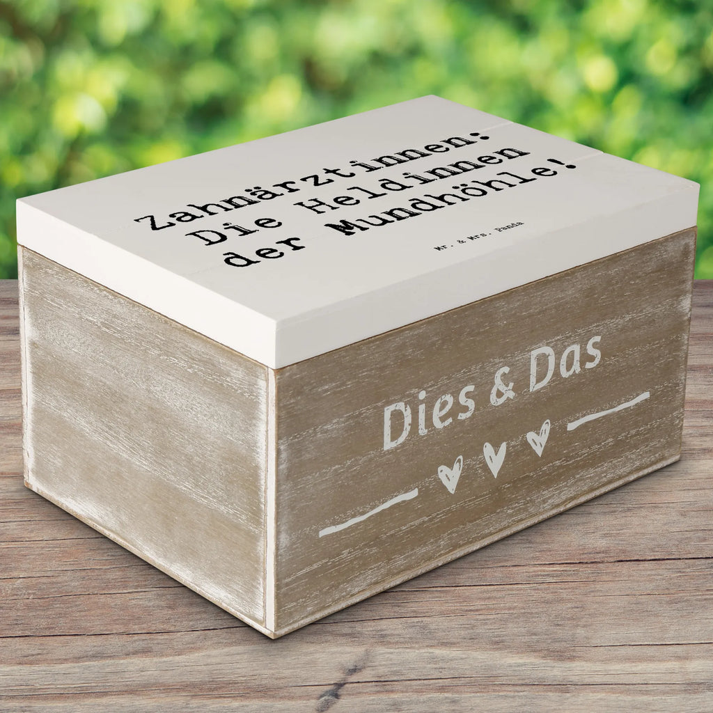 Holzkiste Spruch Zahnärztin Heldin Holzkiste, Kiste, Schatzkiste, Truhe, Schatulle, XXL, Erinnerungsbox, Erinnerungskiste, Dekokiste, Aufbewahrungsbox, Geschenkbox, Geschenkdose, Beruf, Ausbildung, Jubiläum, Abschied, Rente, Kollege, Kollegin, Geschenk, Schenken, Arbeitskollege, Mitarbeiter, Firma, Danke, Dankeschön