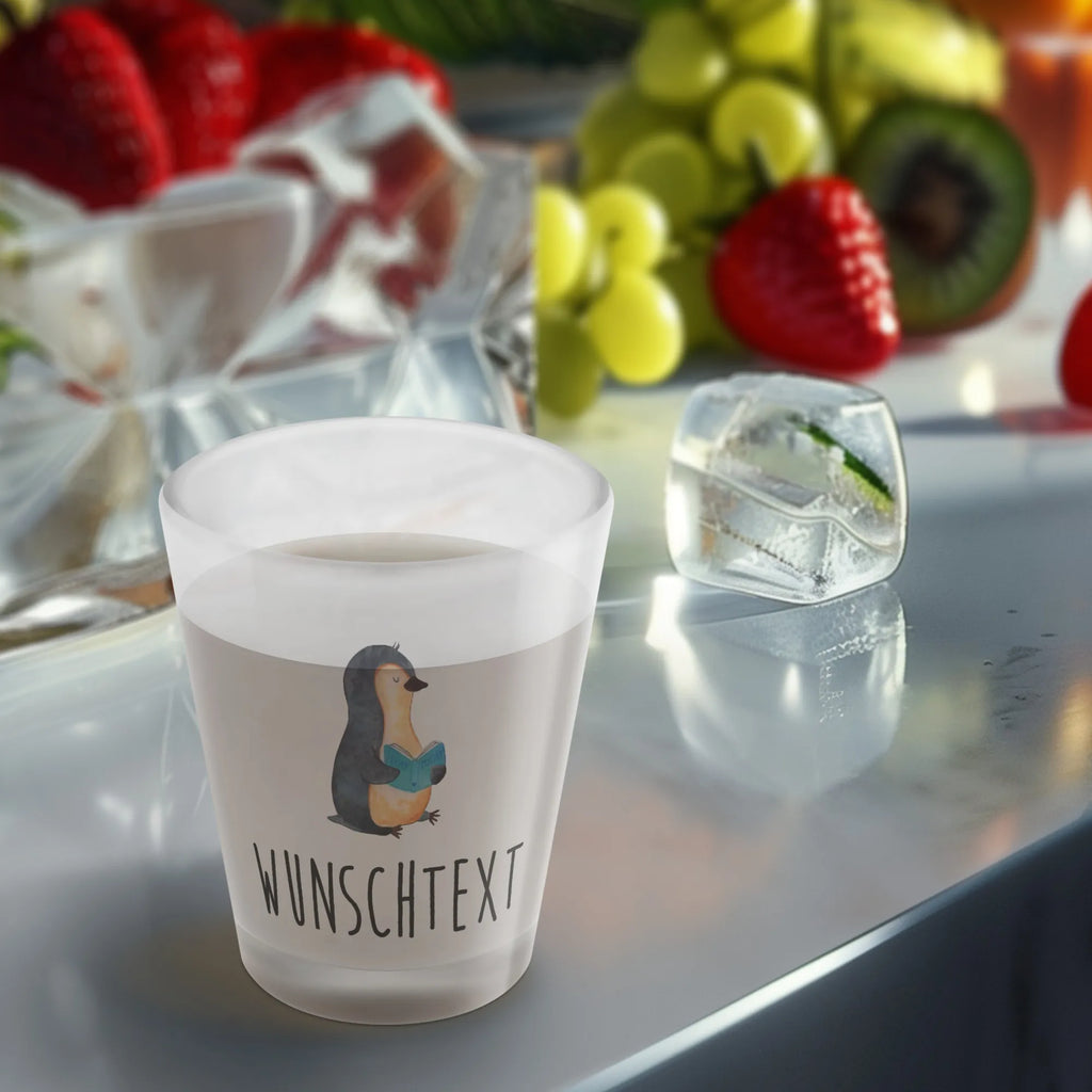 Personalisiertes Schnapsglas Pinguin Buch Personalisiertes Schnapsglas, Schnapsglas mit Namen, Schnapsgläser personalisiert, personalisierte Schnapsgläser, Schnapsglas personalisieren, Schnapsglas Hochzeit, Schnapsglas mit Name, Schnapsglas Geschenk, Shot Gläser personalisieren, personalisierte Pinnchen, Schnapsglas zum Umhängen mit Namen, Pinguin, Pinguine, Buch, Lesen, Bücherwurm, Nichtstun, Faulenzen, Ferien, Urlaub, Freizeit