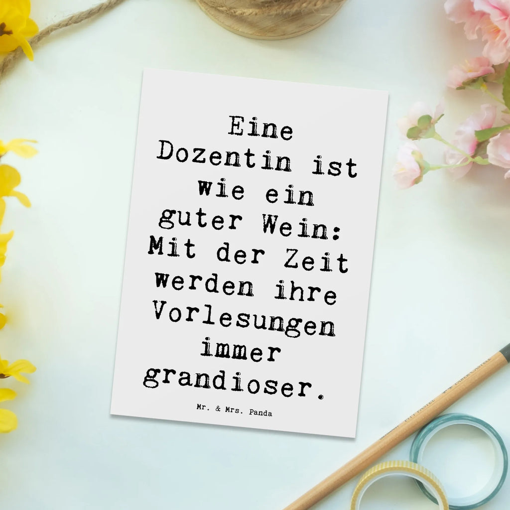 Postkarte Spruch Eine Dozentin ist wie ein guter Wein: Mit der Zeit werden ihre Vorlesungen immer grandioser. Postkarte, Karte, Geschenkkarte, Grußkarte, Einladung, Ansichtskarte, Geburtstagskarte, Einladungskarte, Dankeskarte, Ansichtskarten, Einladung Geburtstag, Einladungskarten Geburtstag, Beruf, Ausbildung, Jubiläum, Abschied, Rente, Kollege, Kollegin, Geschenk, Schenken, Arbeitskollege, Mitarbeiter, Firma, Danke, Dankeschön