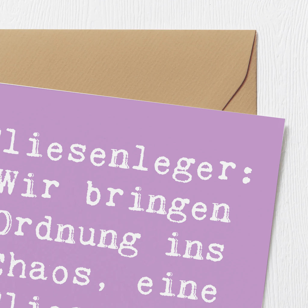 Deluxe Karte Spruch Fliesenleger: Wir bringen Ordnung ins Chaos, eine Fliese nach der anderen! Karte, Grußkarte, Klappkarte, Einladungskarte, Glückwunschkarte, Hochzeitskarte, Geburtstagskarte, Hochwertige Grußkarte, Hochwertige Klappkarte, Beruf, Ausbildung, Jubiläum, Abschied, Rente, Kollege, Kollegin, Geschenk, Schenken, Arbeitskollege, Mitarbeiter, Firma, Danke, Dankeschön