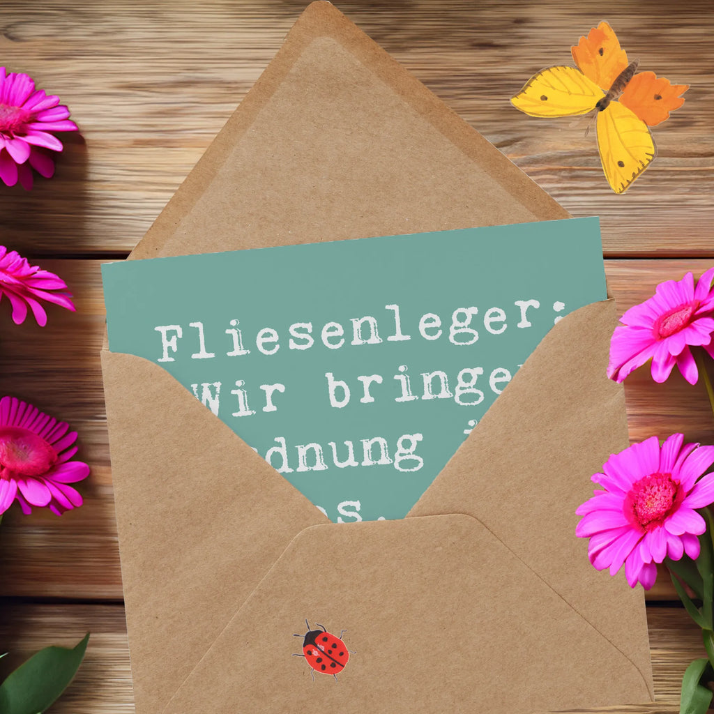 Deluxe Karte Spruch Fliesenleger: Wir bringen Ordnung ins Chaos, eine Fliese nach der anderen! Karte, Grußkarte, Klappkarte, Einladungskarte, Glückwunschkarte, Hochzeitskarte, Geburtstagskarte, Hochwertige Grußkarte, Hochwertige Klappkarte, Beruf, Ausbildung, Jubiläum, Abschied, Rente, Kollege, Kollegin, Geschenk, Schenken, Arbeitskollege, Mitarbeiter, Firma, Danke, Dankeschön